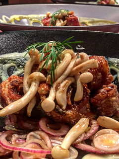 Una foto de Rabitos de cerdo en salsa tonkatsu y shimeji