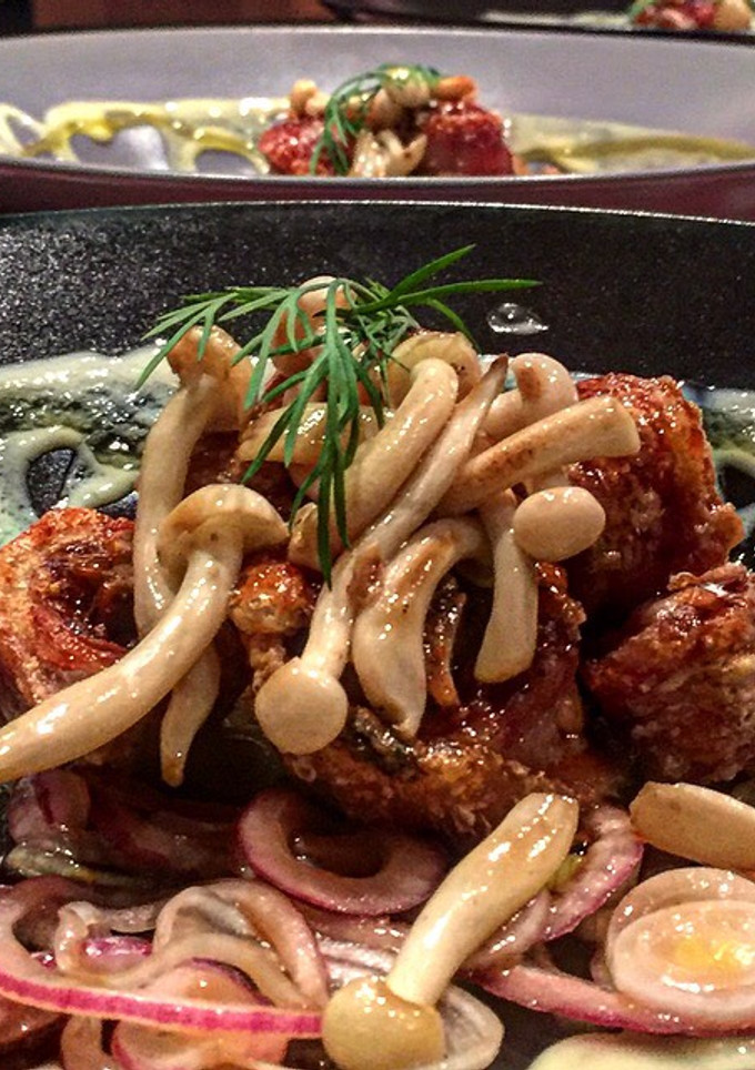 Una foto de Rabitos de cerdo en salsa tonkatsu y shimeji