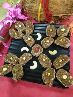 खजूर अंजीर बर्फी (Khajoor anjeer barfi recipe in Hindi) रेसिपी मुख्य फोटो