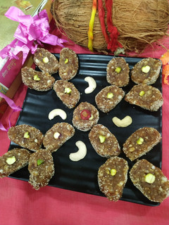 खजूर अंजीर बर्फी (Khajoor anjeer barfi recipe in Hindi) रेसिपी मुख्य फोटो