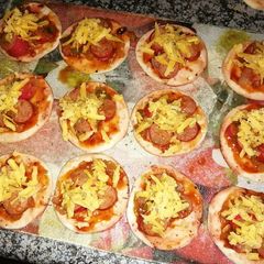 A picture of Cocktail Pizza's.