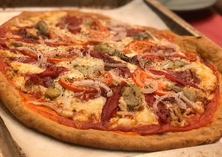 Pizza con masa de aceituna negra y tomate seco con un toque ahumado