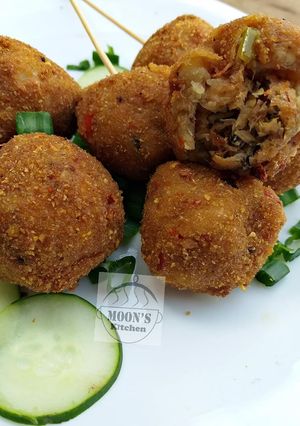 A picture of Fish and potatoe kebab/skewers.