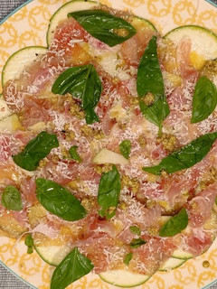 Una foto de Ensalada de calabacín y brevas con jamón