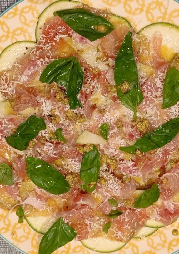 Una foto de Ensalada de calabacín y brevas con jamón