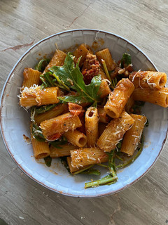 Rocket sundried tomato rigatoni ainihin hoton girkin