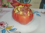 Una foto de tomates rellenos con aguacate