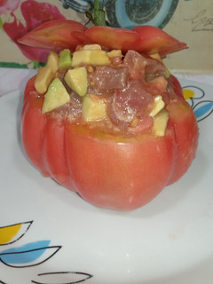 Una foto de Tomate relleno de tartar de atún y aguacate