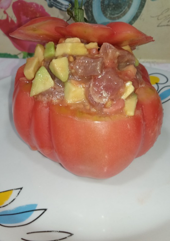 Una foto de Tomate relleno de tartar de atún y aguacate