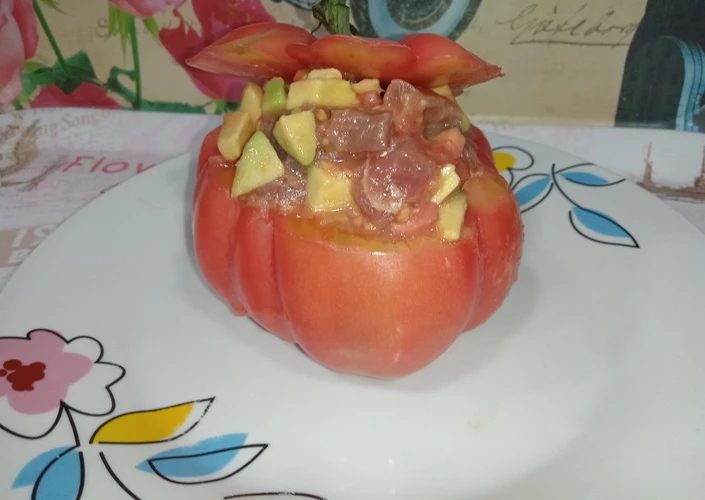 Cómo Hacer  Tomate relleno de tartar de atún y aguacate
