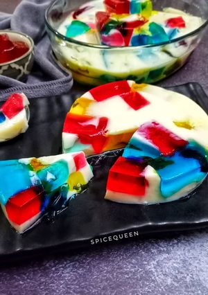 A picture of Broken Glass Jelly Pudding.