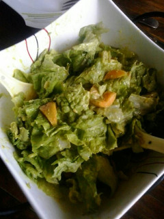 Una foto de Ensalada de lechuga y duraznos con mayonesa de aguacate (palta)