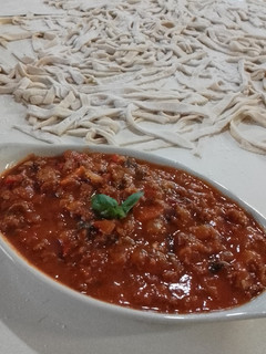 Una foto de Fideos Caseros con salsa a la bolognesa