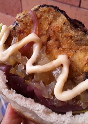 Una foto de Sándwich🥪 de berenjenas🍆 empanizadas en pan turco🍞