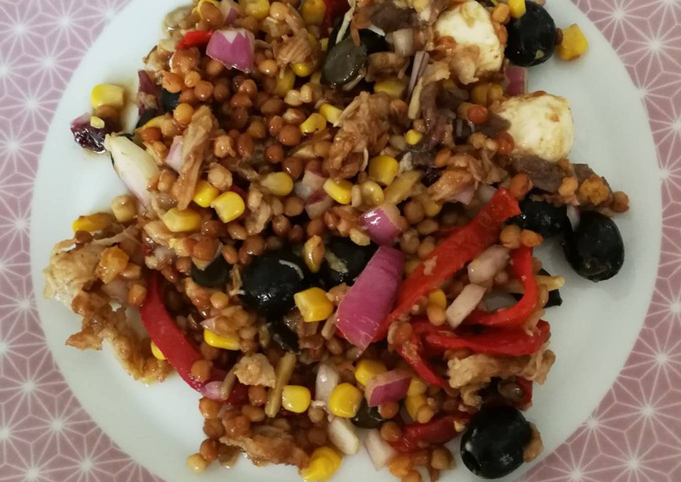 Ensalada de lentejas con perlas de frambuesa y aceitunas negras