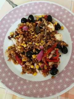 Una foto de Ensalada de lentejas con perlas de frambuesa y aceitunas negras
