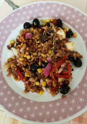 Una foto de Ensalada de lentejas con perlas de frambuesa y aceitunas negras