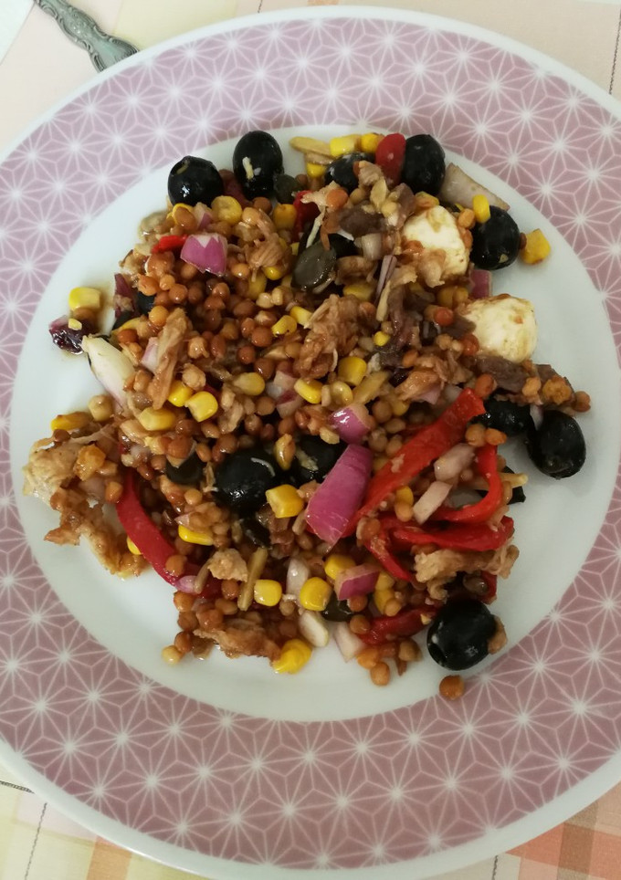 Una foto de Ensalada de lentejas con perlas de frambuesa y aceitunas negras