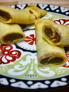 Foto principal de Crepes dulces rellenos de crema pastelera de chocolate