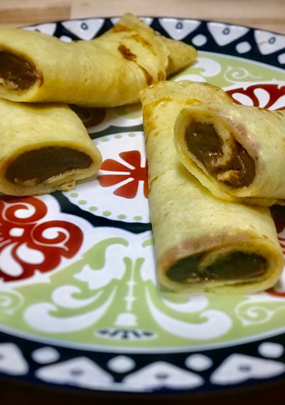 Una foto de Crepes dulces rellenos de crema pastelera de chocolate