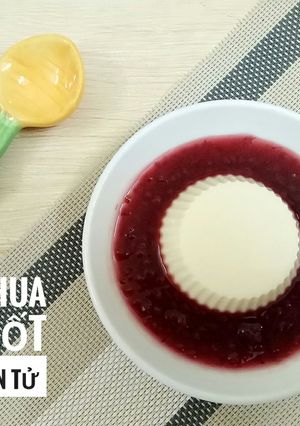 Hình của món Sữa chua dẻo sốt phúc bồn tử.