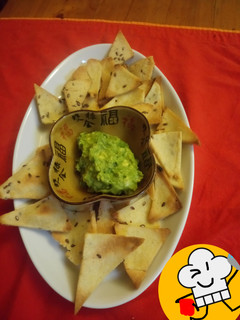 Una foto de Nachos asados con guacamole
