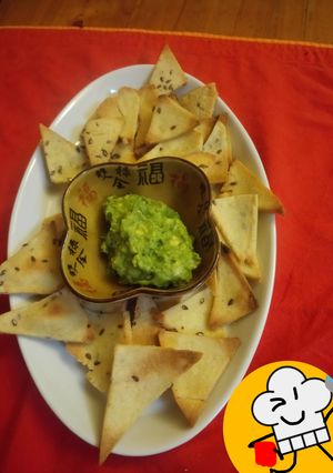 Una foto de Nachos asados con guacamole