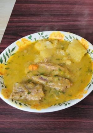 Una foto de Sancocho de costilla de res colombiano