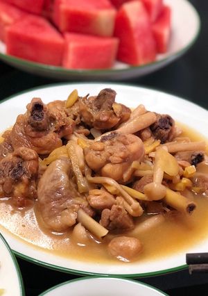 Hình của món Thịt gà kho nấm hải sản.