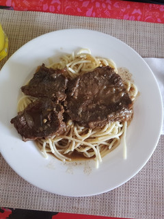 Una foto de Espaguetis con carnes guisa..