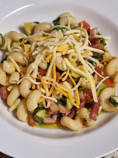 Una foto de Ensalada de pasta y Aguacate