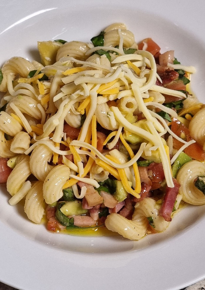 Una foto de Ensalada de pasta y Aguacate