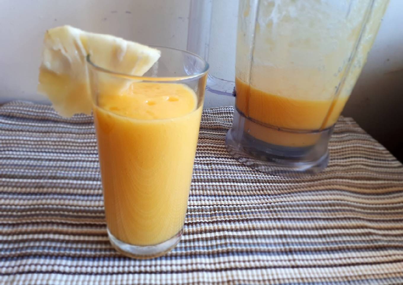 Pineapple mango smoothie
