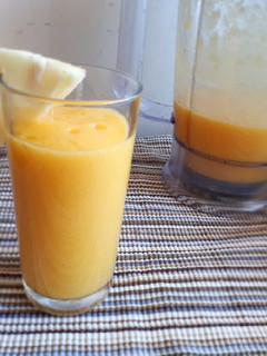 A picture of Pineapple mango smoothie.