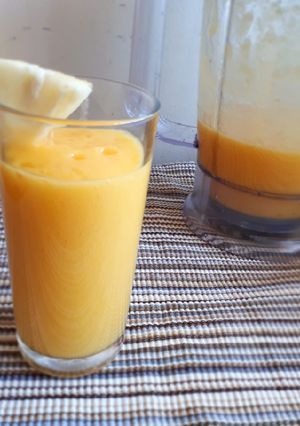A picture of Pineapple mango smoothie.
