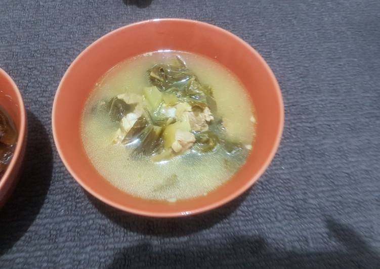 Sop tulang babi lunak dan sayur asin (non-halal)