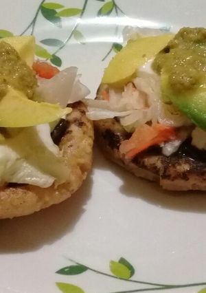 Una foto de Sopes al estilo Topy's Kitchen 🫓🥗🥑🧀🌶️