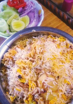 A picture of Chicken Dam Pukht Biryani.
