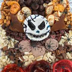 Una foto de Tabla de quesos y patés de Halloween
