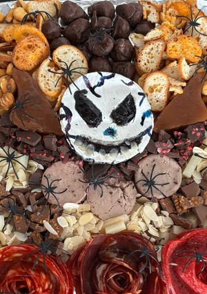Una foto de Tabla de quesos y patés de Halloween