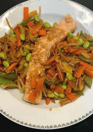 Une photo de Saumon Teriyaki à la vapeur & wok de légumes