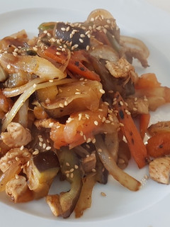 Una foto de Verduras salteadas con pollo