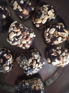Una foto de Bombones de chocolate con maní
