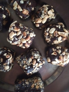 Una foto de Bombones de chocolate con maní