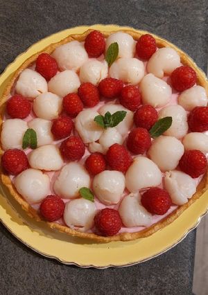 Une photo de Tarte panna cotta au thé et framboises litchis