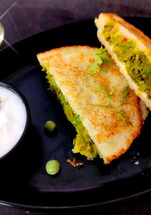 पौष्टिक रवा- मटार सॅंडविच (Rava Matar Sandwich Recipe In Marathi) रेसिपी चे मुख्य फोटो 