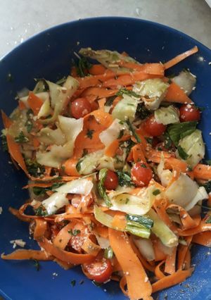 Una foto de Ensalada de zucchini y zanahoria