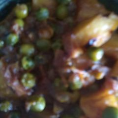A picture of Aloo matar curry.