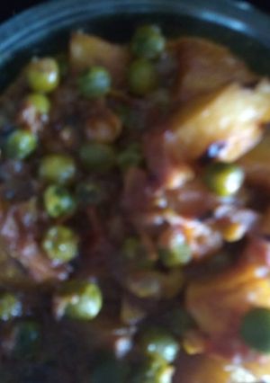 A picture of Aloo matar curry.