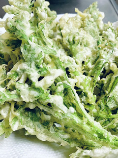 A picture of Crispy Chrysanthemum Tempura.